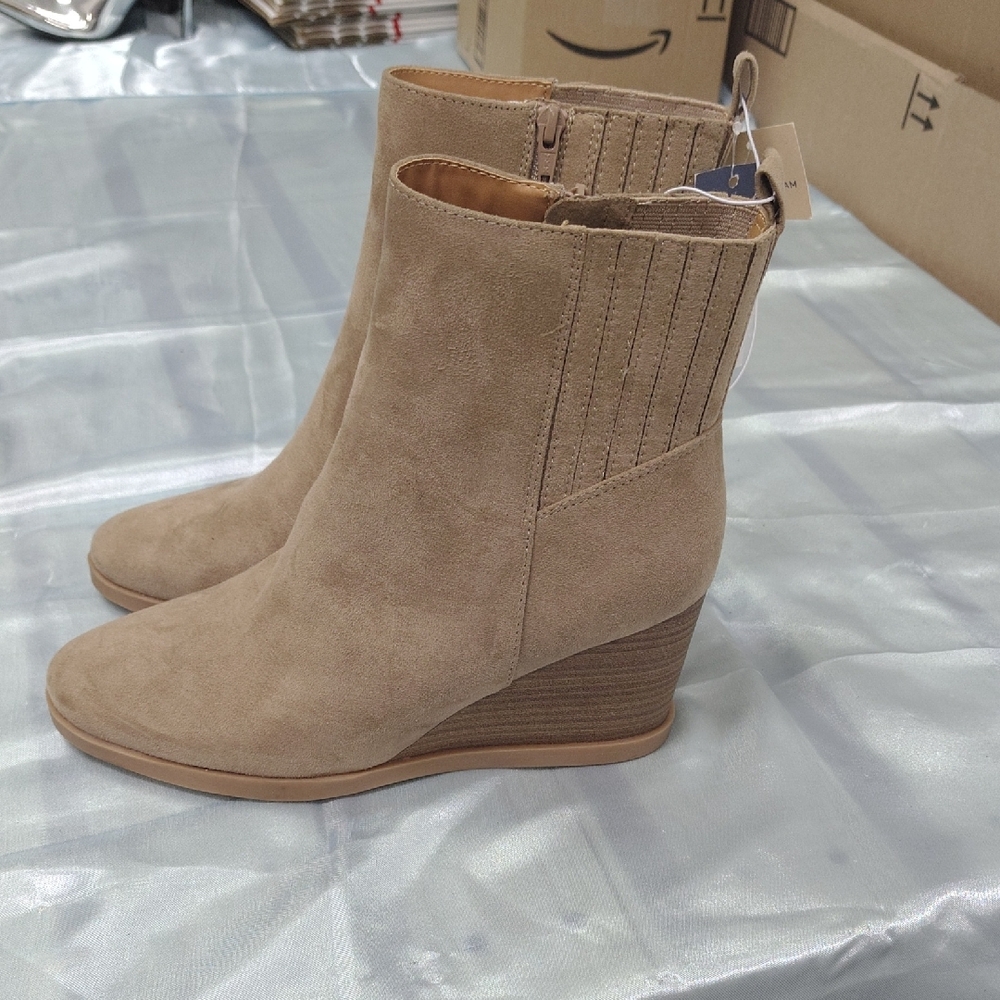 Universal Thread Tan Wedge Shoes Sleek Suede Design